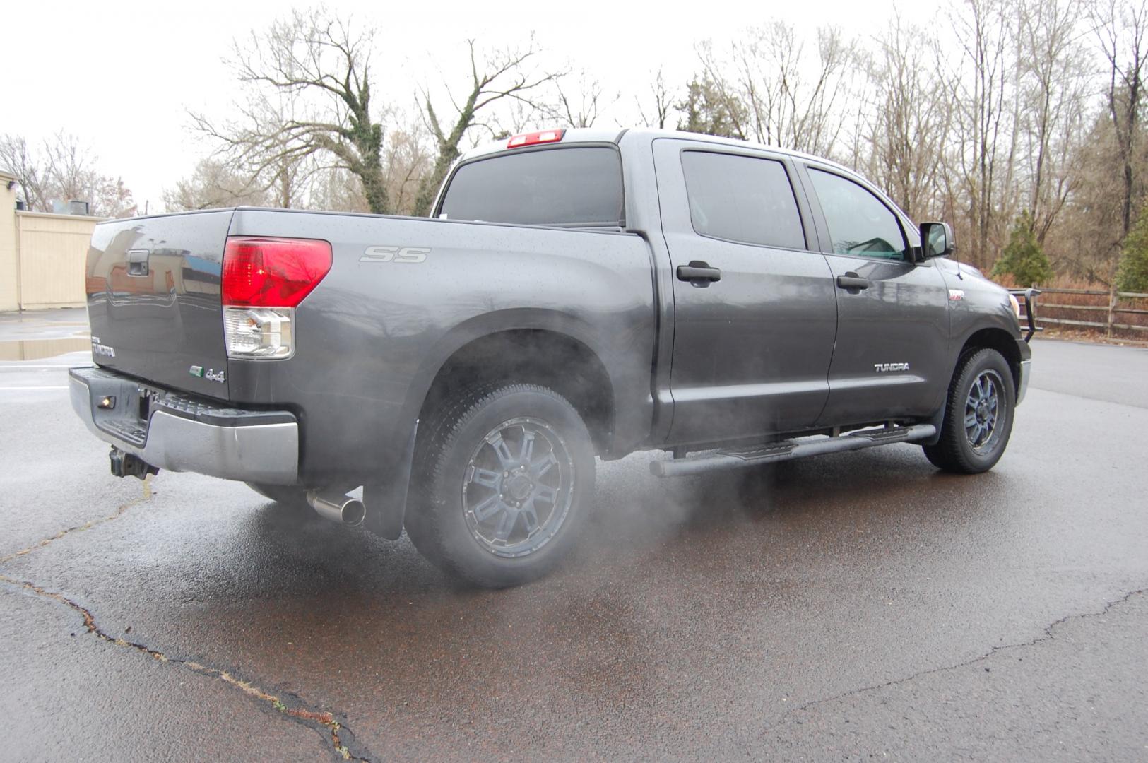 2013 Gray /Gray Cloth Toyota Tundra (5TFDW5F19DX) with an 5.7L V8 OHV 16V engine, Automatic transmission, located at 6528 Lower York Road, New Hope, PA, 18938, (215) 862-9555, 40.358707, -74.977882 - Photo#5